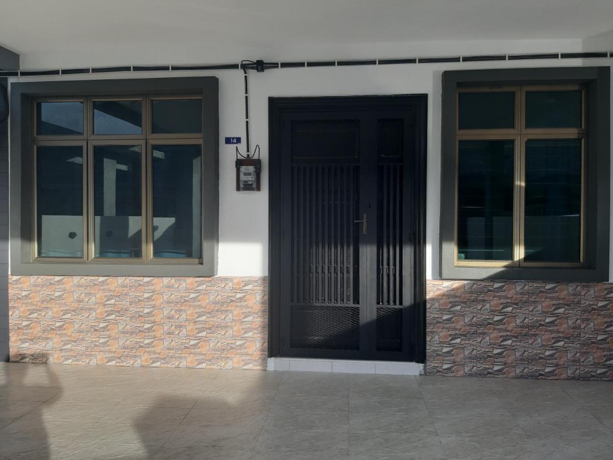 Rumah Armand Tg Minyak Sungai Udang Melaka 4Br Fully Aircond Exterior photo